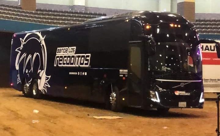 Autobús de Banda Los Recoditos atrapado en bloqueo en Sinaloa